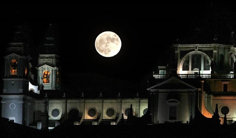 Madrid: Enchanted Evening Walking Tour in Spanish - Starting at Plaza de España and Plaza de Oriente