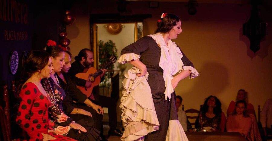 Madrid: Flamenco Show La Quimera with Drinks & Dinner Option - Why the intimate room changes the experience