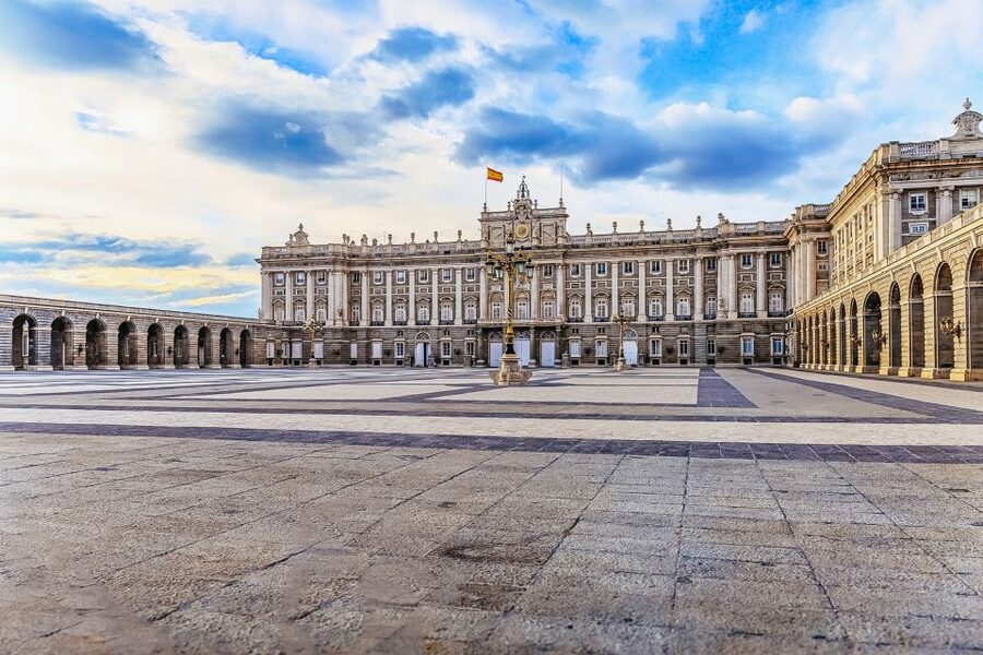 Madrid: Guided Tour of the Royal Palace with Fast Access - What the headphones and English guide add