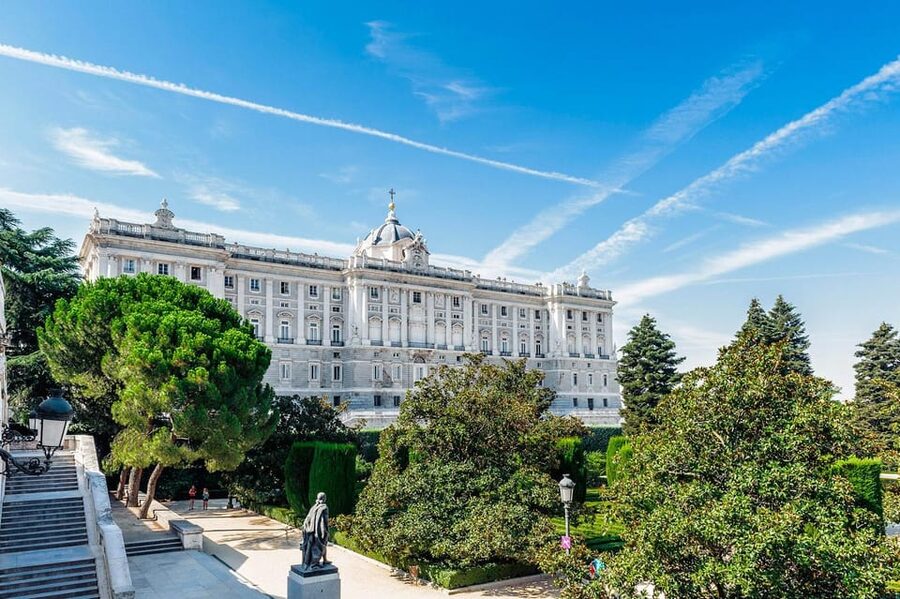 Madrid: Guided Tour of the Royal Palace with Fast Access - The first palace rooms: learning to look up and around