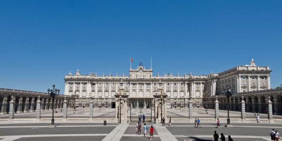 Madrid: Guided Visit to the Royal Palace - Finding the guide at Isabel II Square