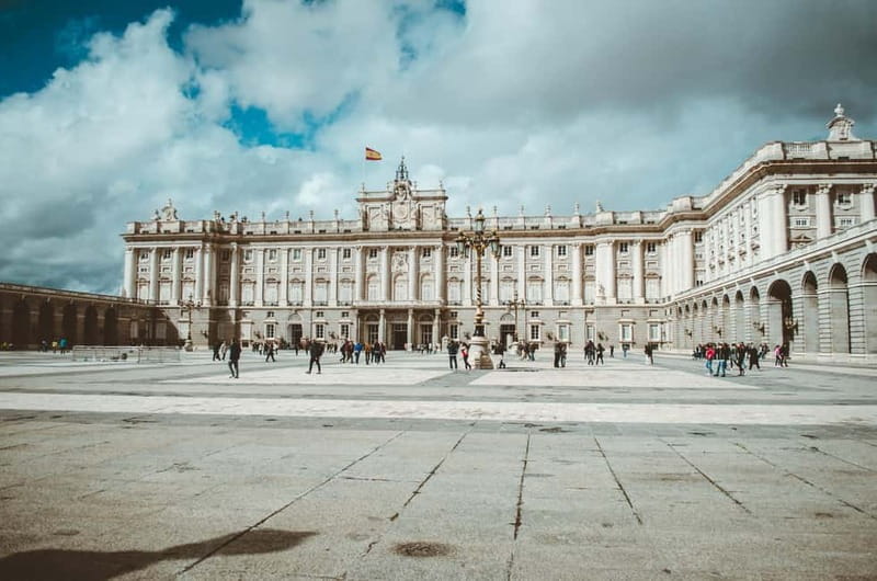 Madrid: Old Town, Poets District, and Royal Palace Tour - Group size, walking pace, and practical planning