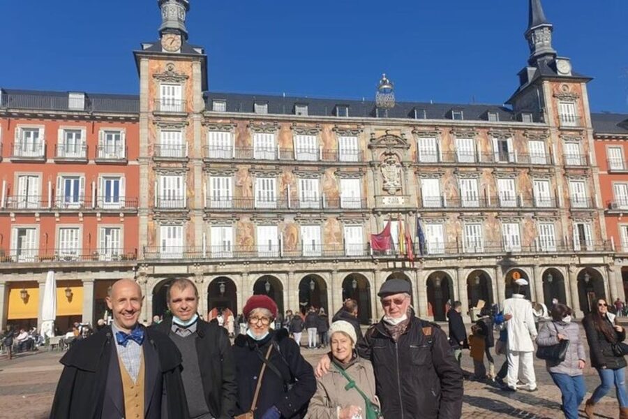 Madrid: Private custom tour with a local guide - Choosing between two hours and eight