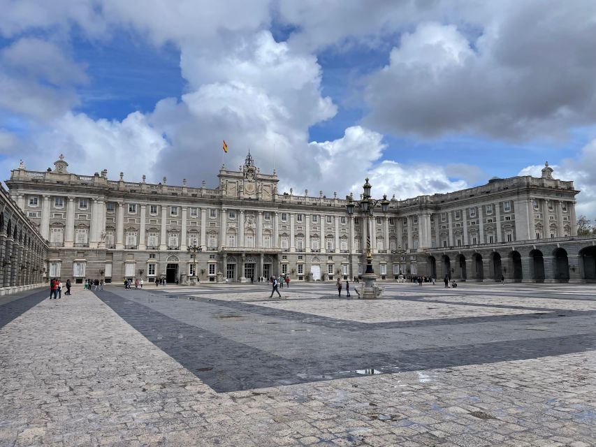 Madrid: Royal Palace tour - semi private or private - Meeting at Royal Armoury Square