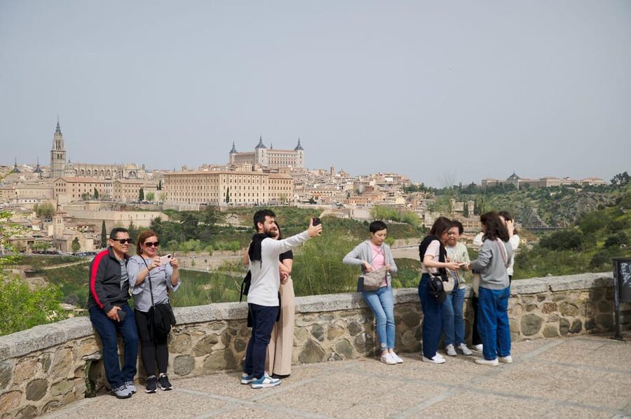 Madrid: Segovia and Toledo Tour, Alcazar, and Cathedral - Guide quality and group experience