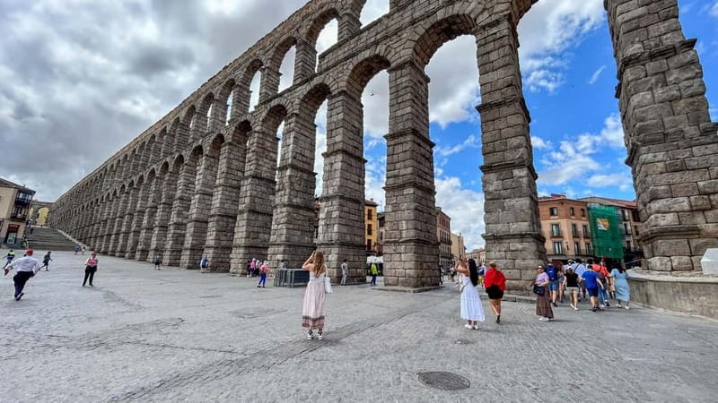 Madrid: Segovia & Ávila Full Day with Alcázar & Wall Tickets - Your free hour in Ávila