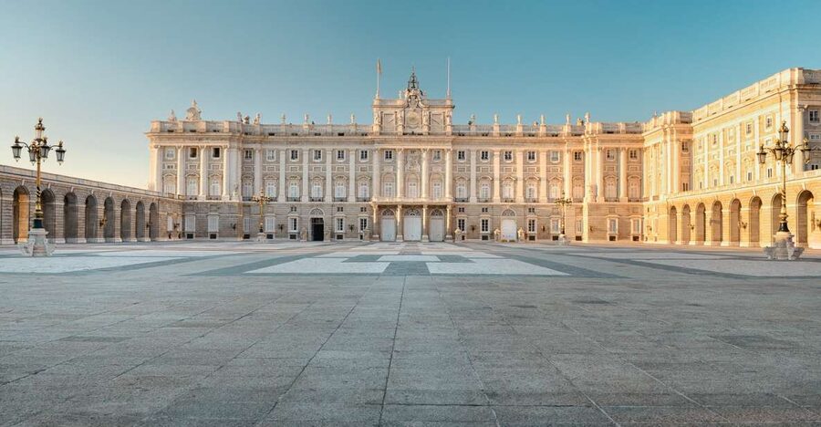 Madrid: Visit to the Royal Palace & Walking Tour of the City - Meeting at Plaza de España and reaching the palace