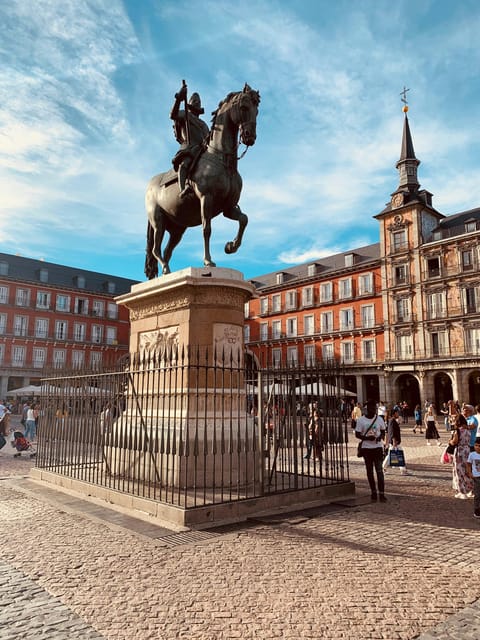 Madrid: Welcome to Madrid Guided Walking Tour in English - Royal Palace and Almudena Cathedral