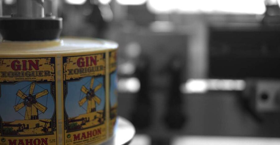 Mahón: Gin Distillery Tour with Tasting & Appetizers - Entering the distillery and meeting the guide