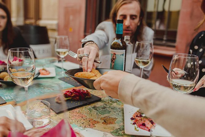 Málaga Evening Tapas Crawl Tour by Food Lover Tour - The meeting point needs extra attention