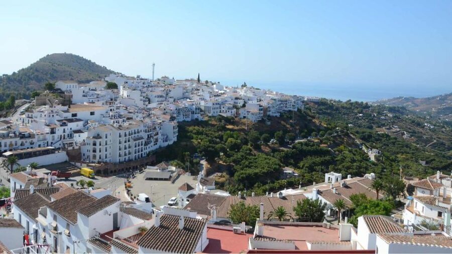 Malaga: Frigiliana & Nerja Tour with Local Product Tastings - The short ride to Nerja