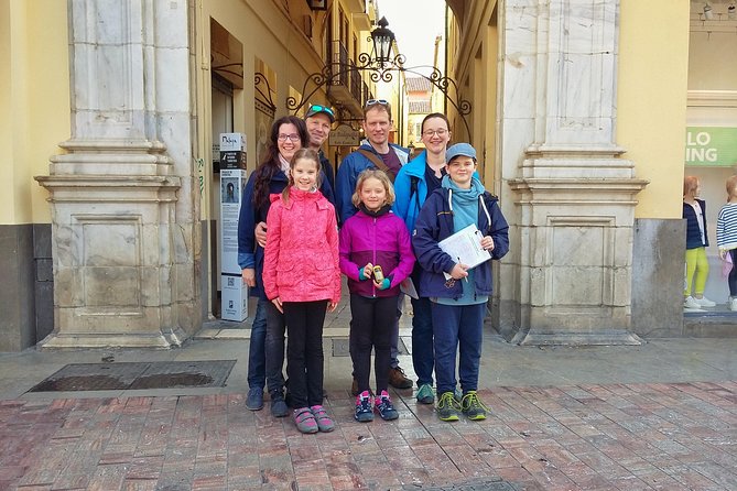 Málaga: Private Sightseeing Treasure Hunt - Picasso, El Pimpi, and Plaza de la Merced