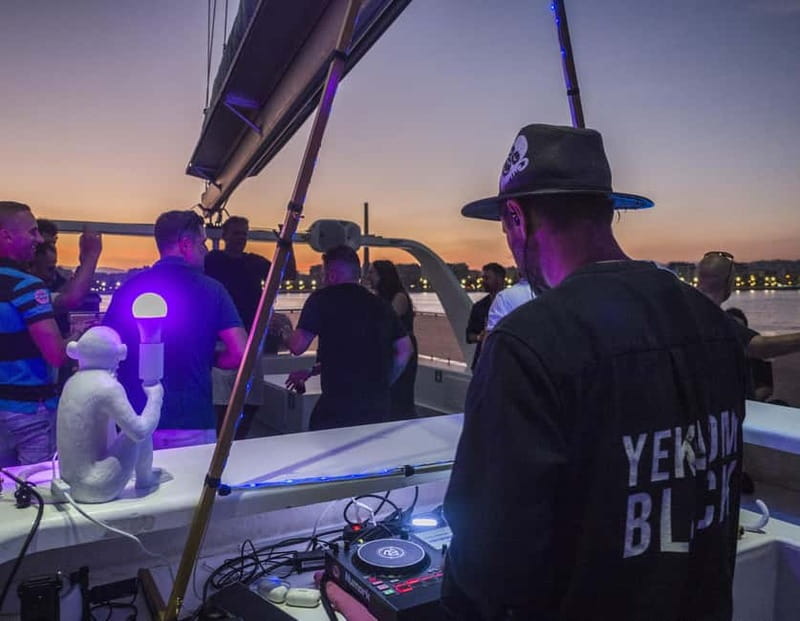 Malaga: Sailing Catamaran Sunset Cruise with Live DJ & Drink - What this Málaga sunset cruise is really like