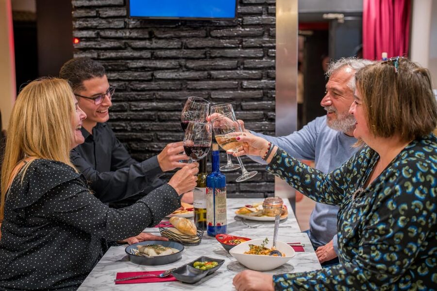 Malaga: Show and Food at Alegría Flamenco and Restaurant - The 90-minute dinner: tapas or chef menu