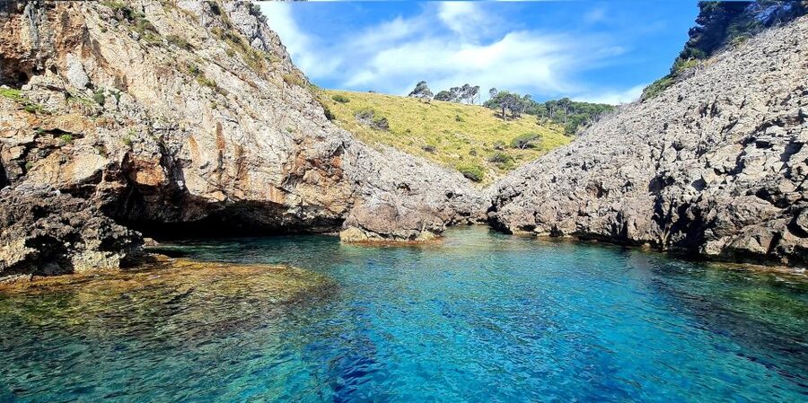 Mallorca Alcudia: Jack Sparrow Cave Jet Ski Tour - Riding across Alcúdia Bay