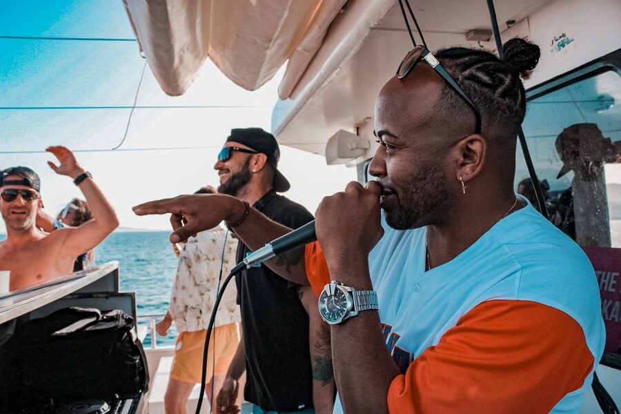 Mallorca: Boat Party with DJ, Buffet and Entertainment - Swimming beside the cliffs of Cala Delta