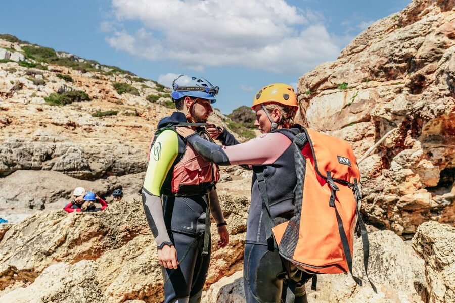 Mallorca: Cova des Coloms Caving Trip with Hotel Transfer - The 40-minute coastal walk to the water