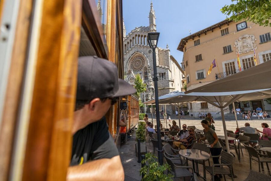 Mallorca: Island Tour with Boat, Tram & Train from the South - The guide and the pace of the day