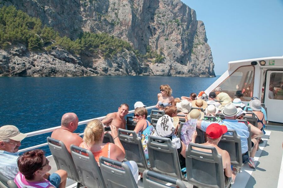 Mallorca: Scenic Full-Day Tour from the North - Guides, group rhythm, and the multilingual setup
