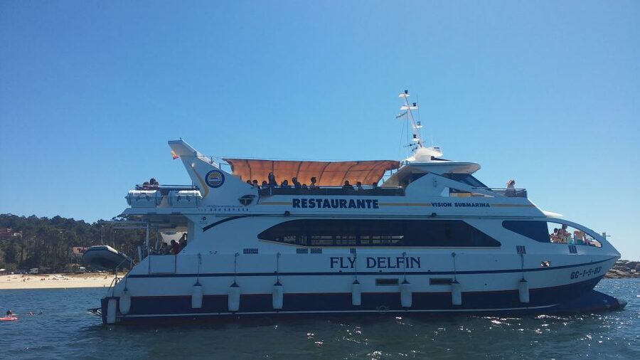 O Grove: Ría de Arousa Catamaran Tour with Seafood Lunch - Sailing across the Ría de Arousa