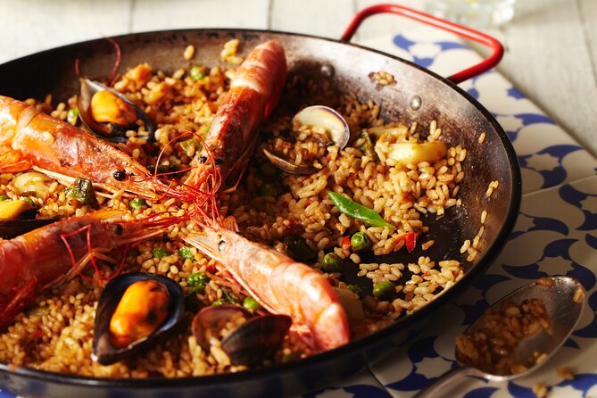 Paella Class & Bottomless Wine: Las Ramblas Views - Why the small group matters