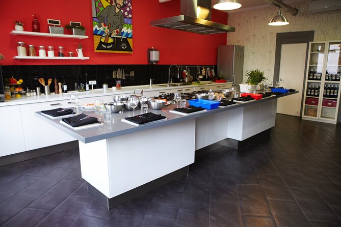 Paella Class & Bottomless Wine: Las Ramblas Views - Location, timing, and practical details