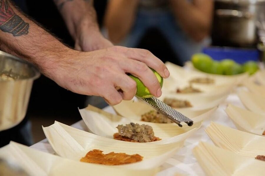 Palma: Mediterranean Cooking Class with Drinks - The shared cooking format and what you learn