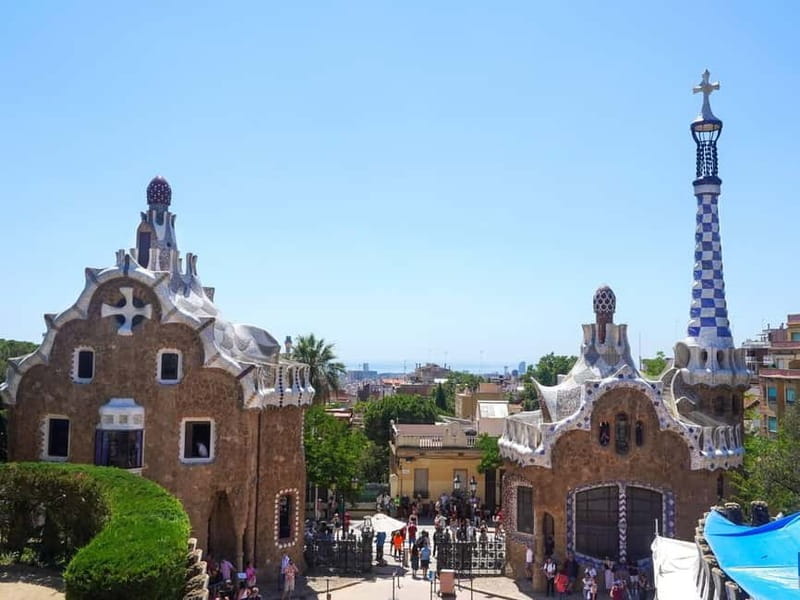 Park Güell: Guided Tour with Optional Gaudí Experience Entry - Tour languages and group communication