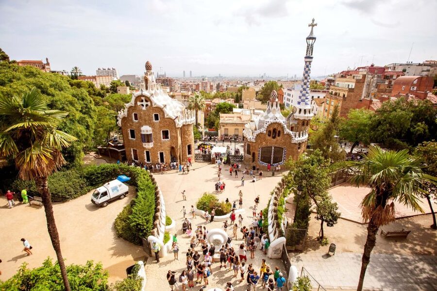 Park Güell: Guided Tour with Optional Gaudí Experience Entry - Columns, colonnades, and clever engineering