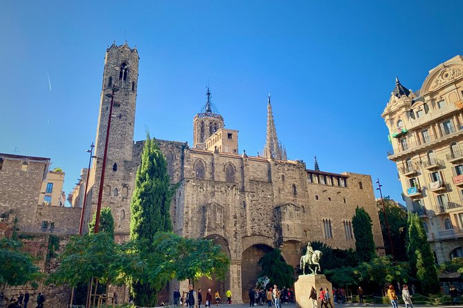 Ramblas, Old Town, Gothic and Gaudi Architecture Walking Tour - La Pedrera and the mountain house