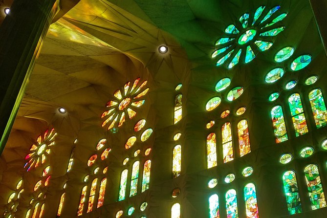 Sagrada Familia English Guided Tour & Optional Tower Access - What the 90-minute route gives you