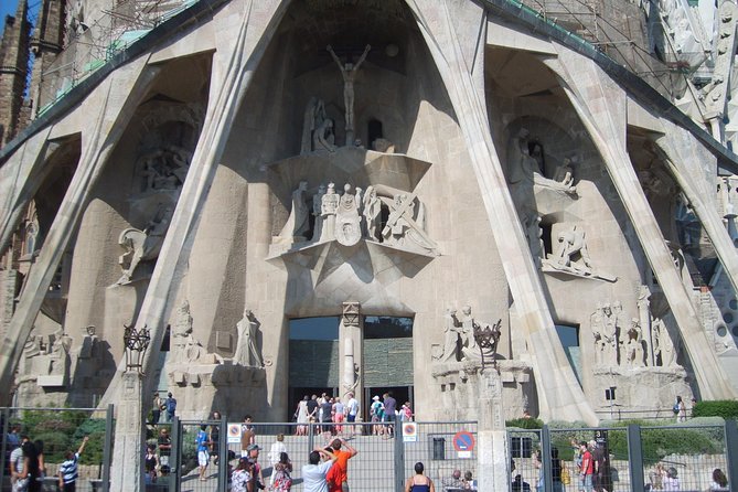 Sagrada Familia Evening Private Tour with Expert Guide - Private touring versus a standard entrance ticket