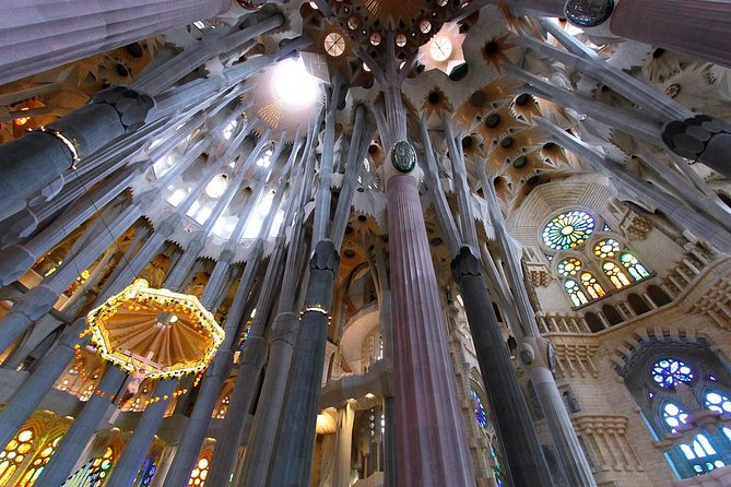 Sagrada Familia Evening Private Tour with Expert Guide - What the strongest guides do well