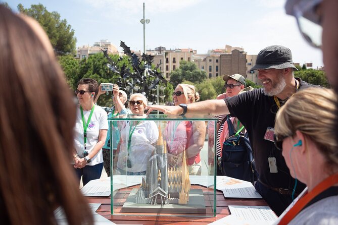 Sagrada Familia Guided Tour with Skip the Line Ticket - Stay inside after the guided tour