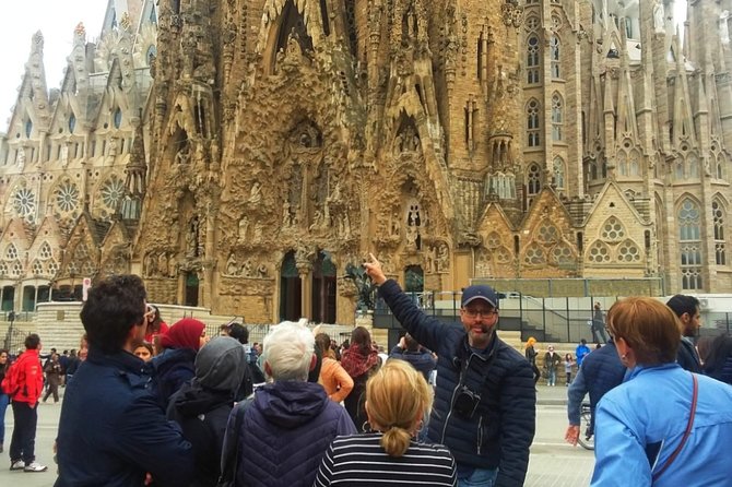 Sagrada Familia & Montserrat Small Group Tour with Hotel pick-up - Transport, group size, and comfort