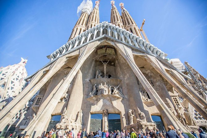 Sagrada Familia & Park Guell Guided Tour with Skip The Line - From the park to the basilica by air-conditioned coach