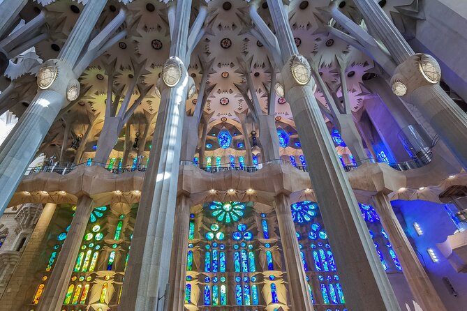 Sagrada Familia Small Group Guided Tour with Skip the Line Ticket - Timing, crowds, and the best practical plan