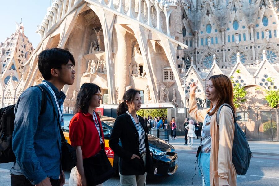 Sagrada Familia Tour with Express Entry and Local Guide - Starting at The Touring Pandas office