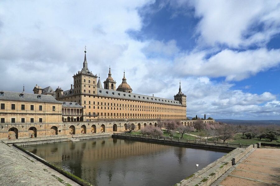 San Lorenzo de El Escorial: Monastery and Site Guided Tour - Entering Philip II’s Renaissance complex
