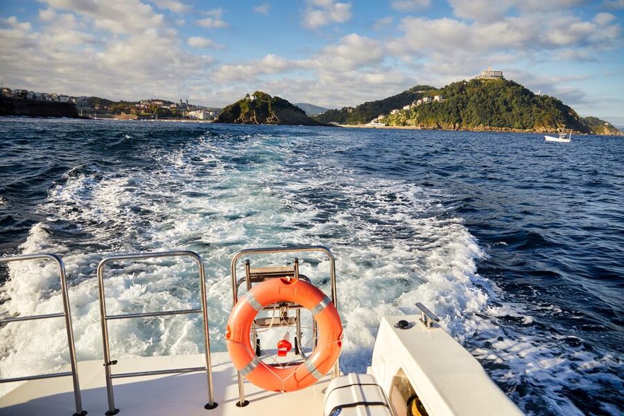 San Sebastian: 2 Bays Evening or Sunset Boat Tour with Cava - Who will enjoy this San Sebastián cruise?