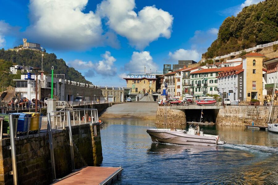 San Sebastian: 2 Bays Evening or Sunset Boat Tour with Cava - Kalaburtza, Tximistarri, and the return toward the city
