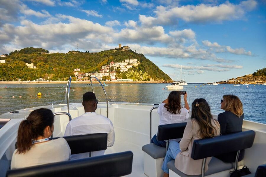 San Sebastian: 2 Bays Evening or Sunset Boat Tour with Cava - What the boat and crew add to the experience