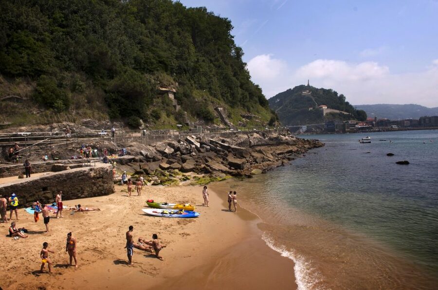 San Sebastian: Boat Tour with Stop at Santa Clara - Accessibility and practical limits