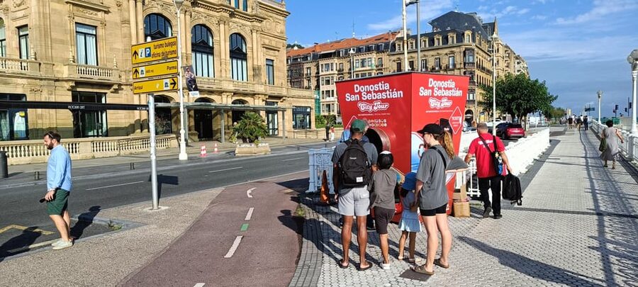 San Sebastian: Hop-On Hop-Off City Tour Bus - Plaza Guipúzcoa and the grand central streets