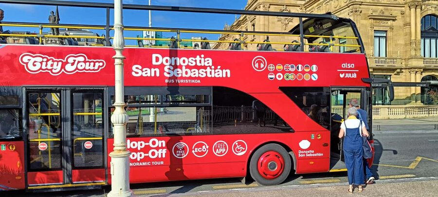San Sebastian: Hop-On Hop-Off City Tour Bus - Funicular Igueldo and the Barrio del Antiguo