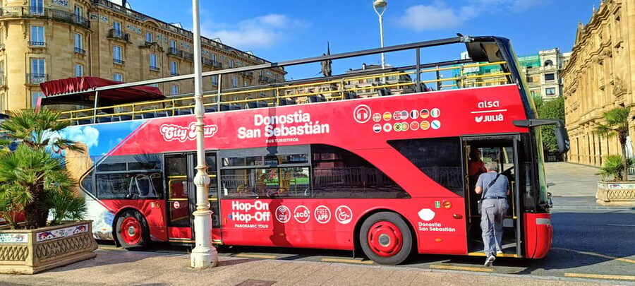 San Sebastian: Hop-On Hop-Off City Tour Bus - Miramar Palace and the return toward the center