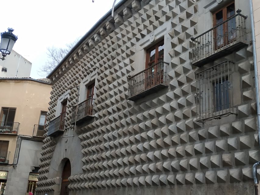 Segovia: Guided Walking Tour with Cathedral & Alcázar Entry - Key points at a glance