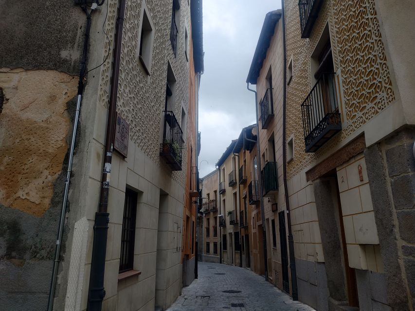 Segovia: Guided Walking Tour with Cathedral & Alcázar Entry - Timing, walking, and practical planning
