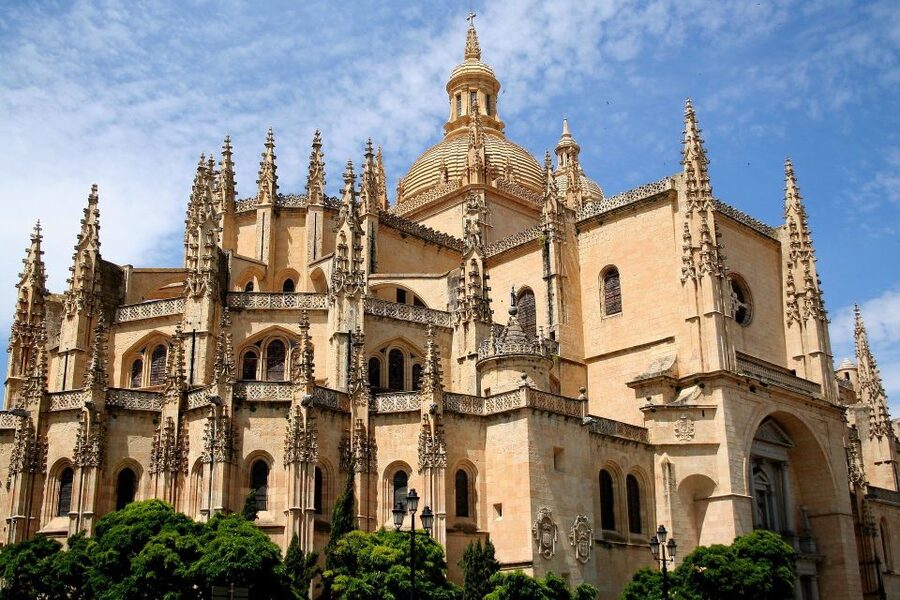 Segovia: Guided Walking Tour with Cathedral & Alcázar Entry - Casa de los Picos and the old streets