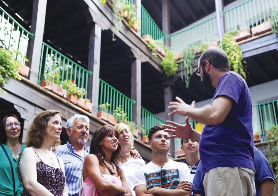Seville: 1-Hour Walking Tour Barrio de Santa Cruz - Beginning at Plaza del Triunfo